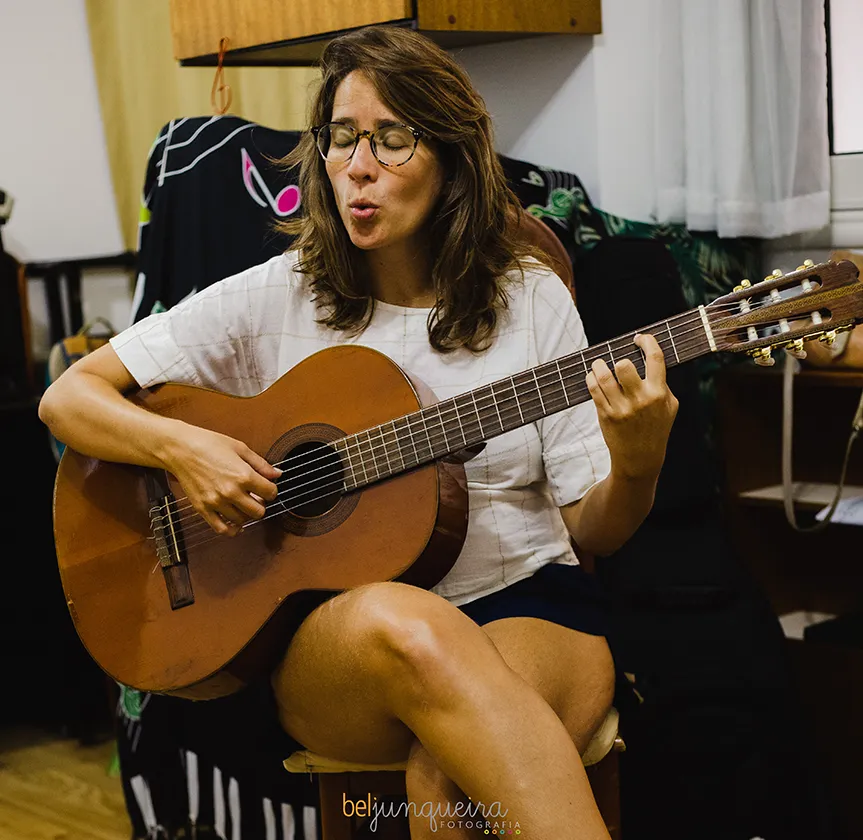Alice Passos cantando e tocando violão