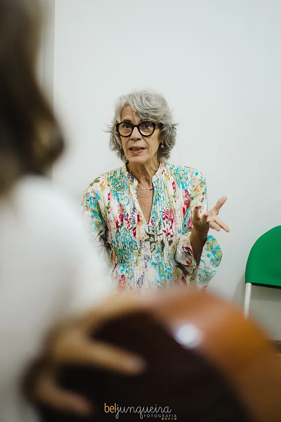 Professora da Quando Canto conversando com alunos